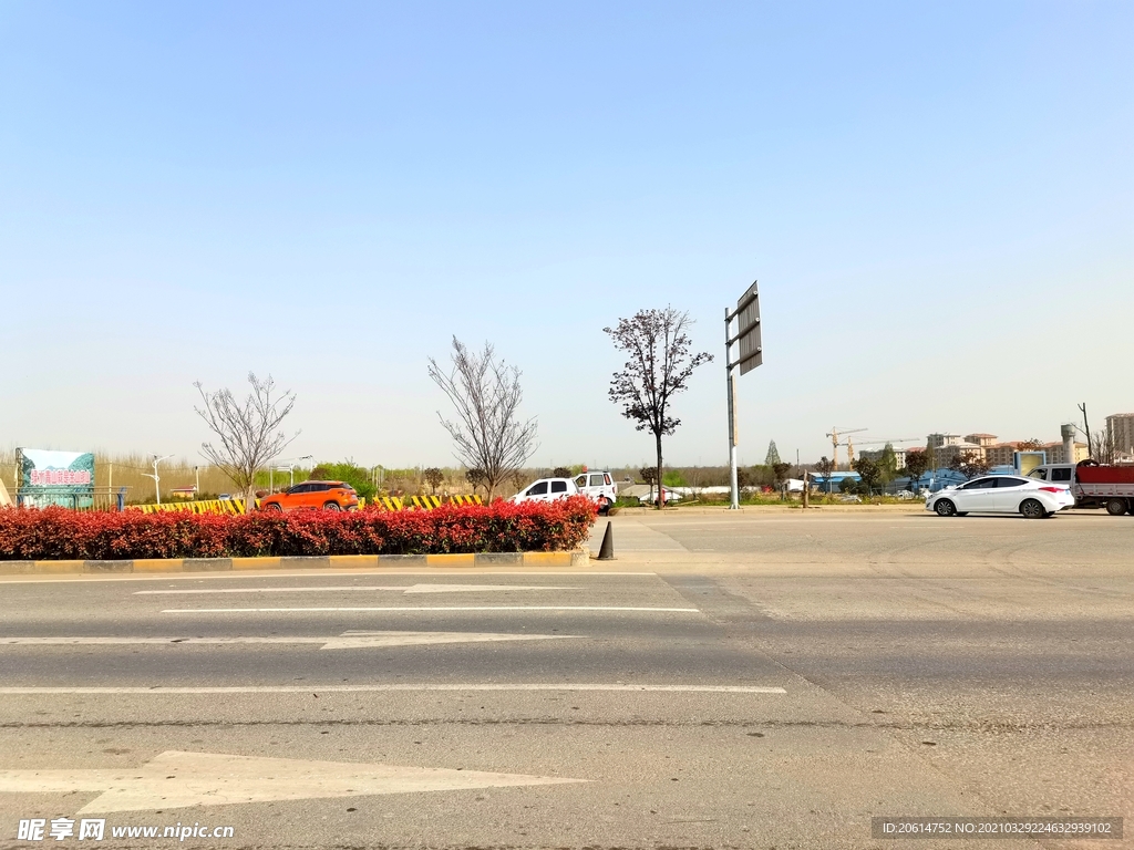 蓝天下的道路风景