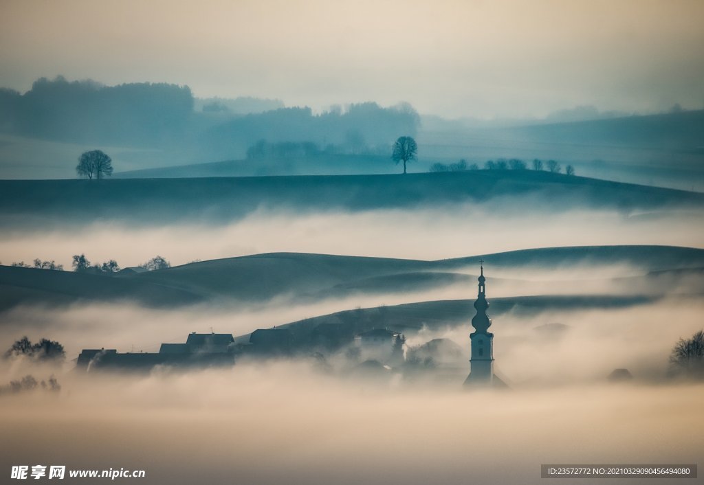 晨雾中的乡村