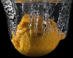 落入水中的柠檬动态循环视频素材