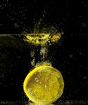 落入水中冒气泡的柠檬片动态循环