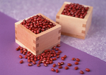 紫色底分割的两盒红豆