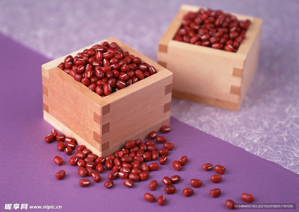 紫色底分割的两盒红豆