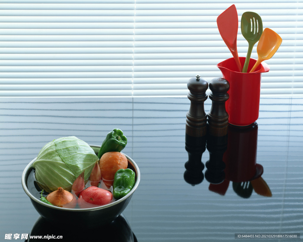 厨房窗台前的果瓜蔬菜