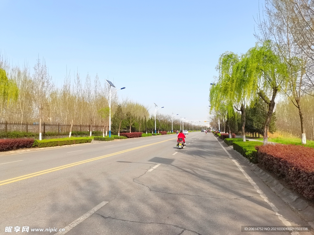 蓝天下的城市道路风景