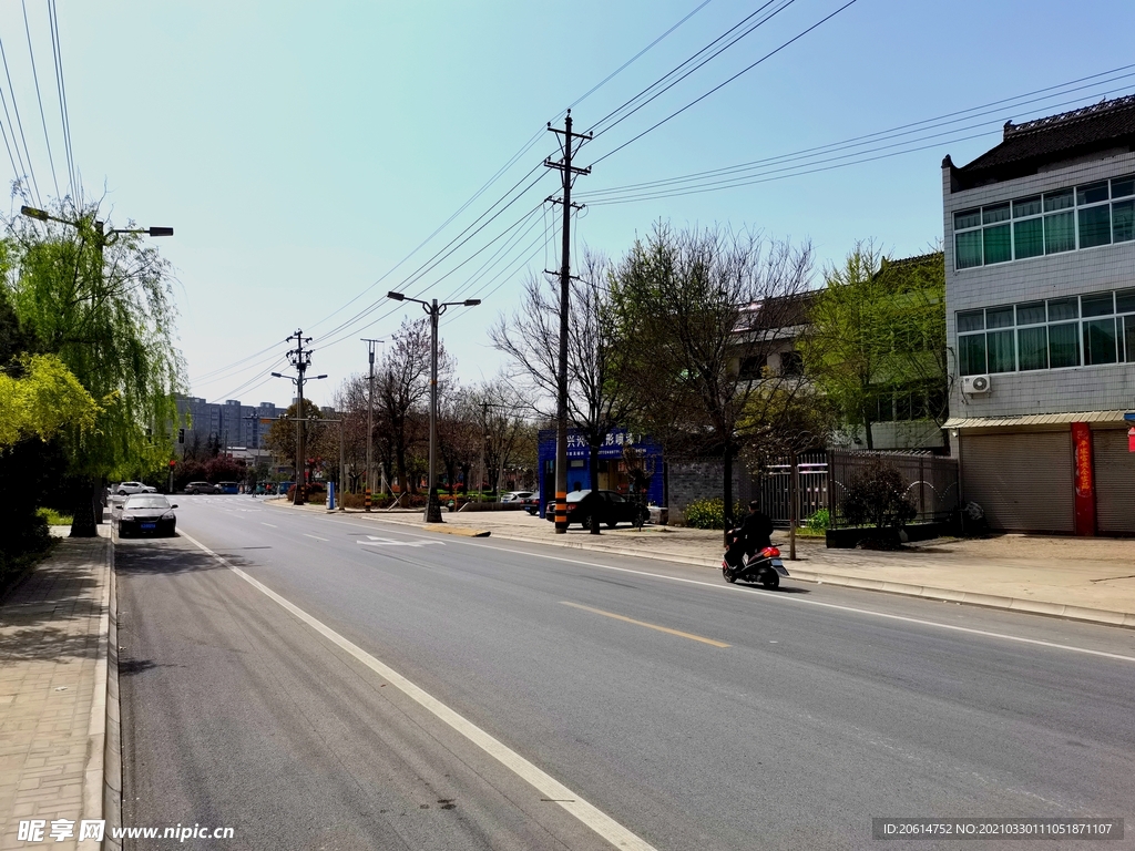 蓝天下的城市道路风景