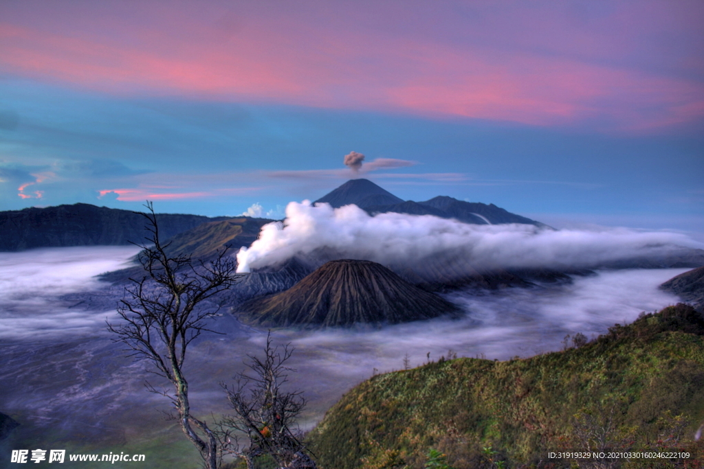 棕色 蓝色 火山照片