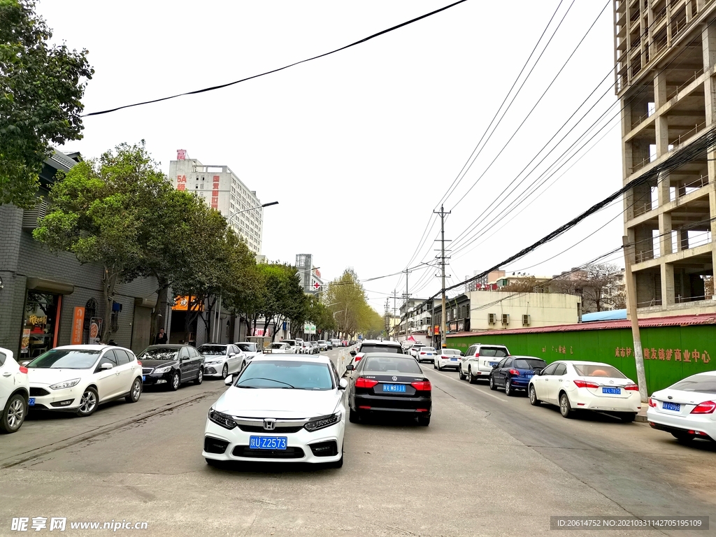 热闹的城市街道