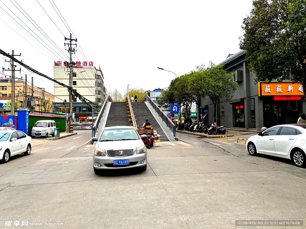 热闹的城市街道