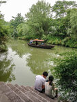 在水边