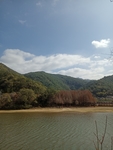 蓝天白云河水图片