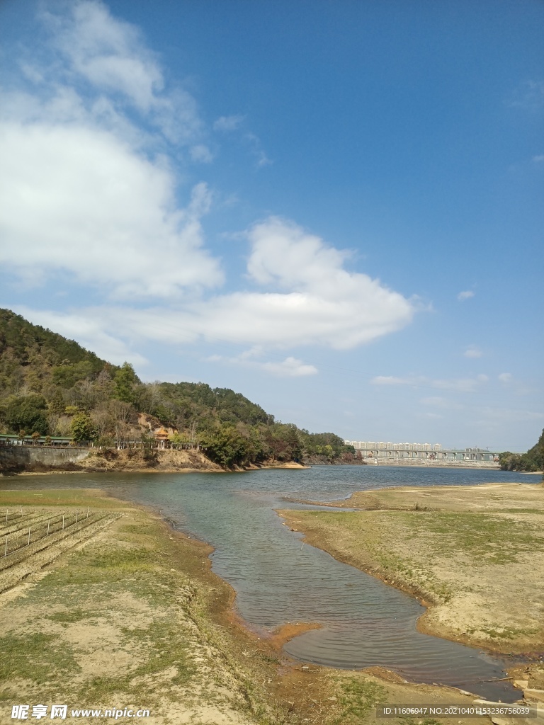 蓝天河水图片