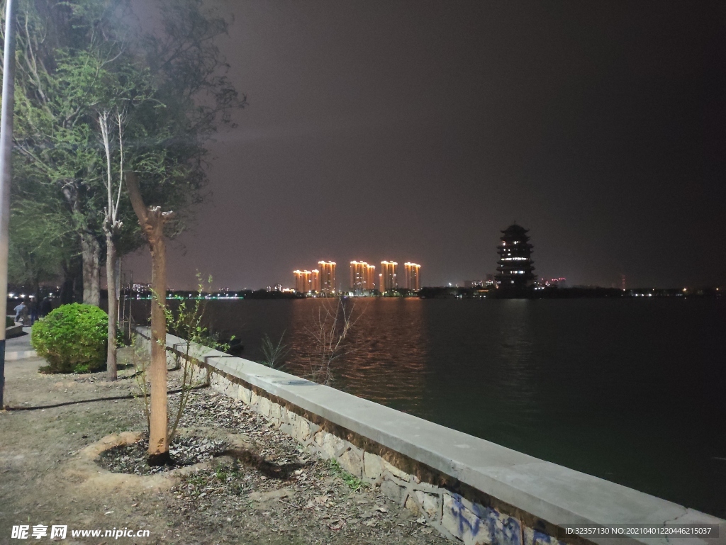 湖面夜景