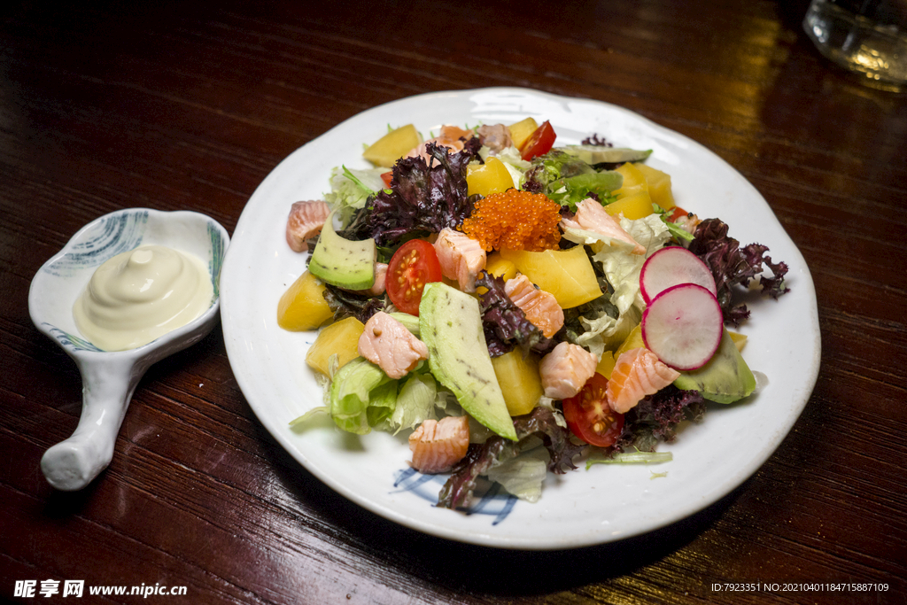 五彩缤纷色拉日本料理居酒屋