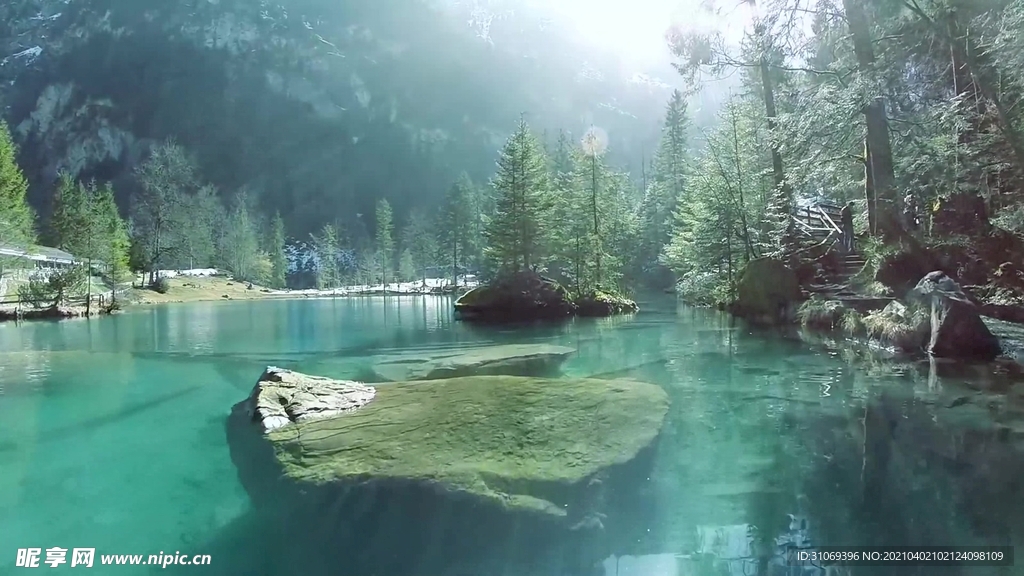 短视频素材阳光照耀森林湖水远山