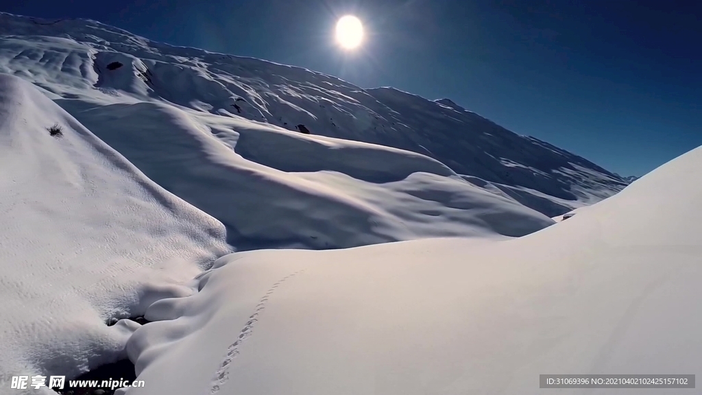 短视频素材日光照耀在雪山上