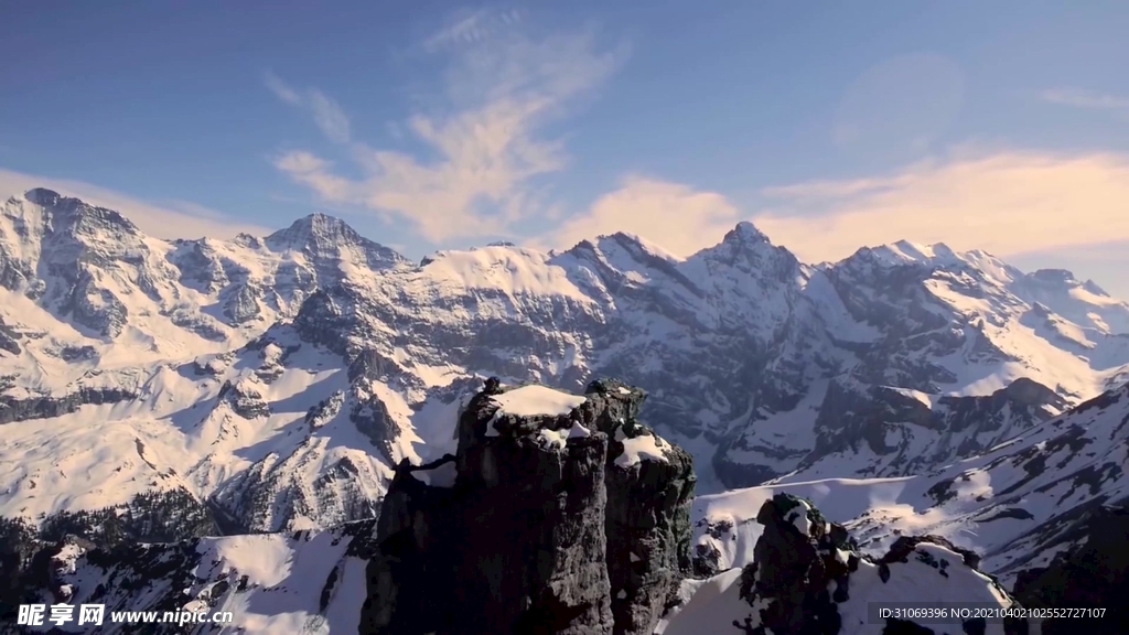 短视频风景素材航拍雪上山顶美景