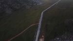 航拍山谷中的高速公路