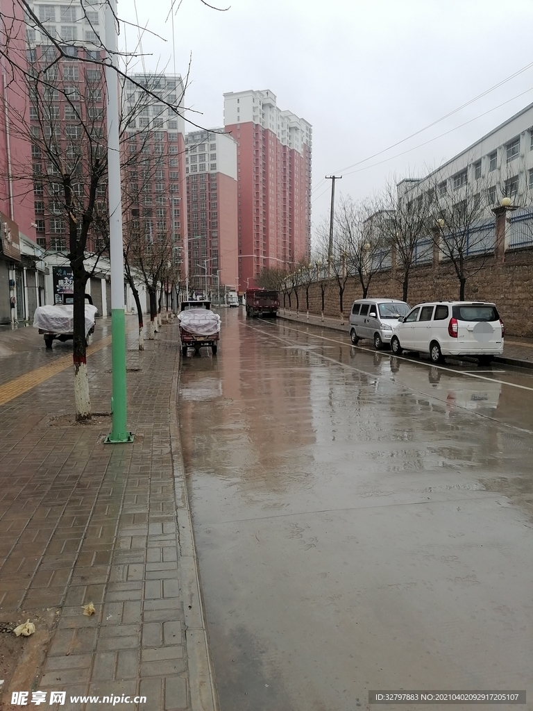 下雨的马路