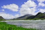 西藏风景小河蓝天白云