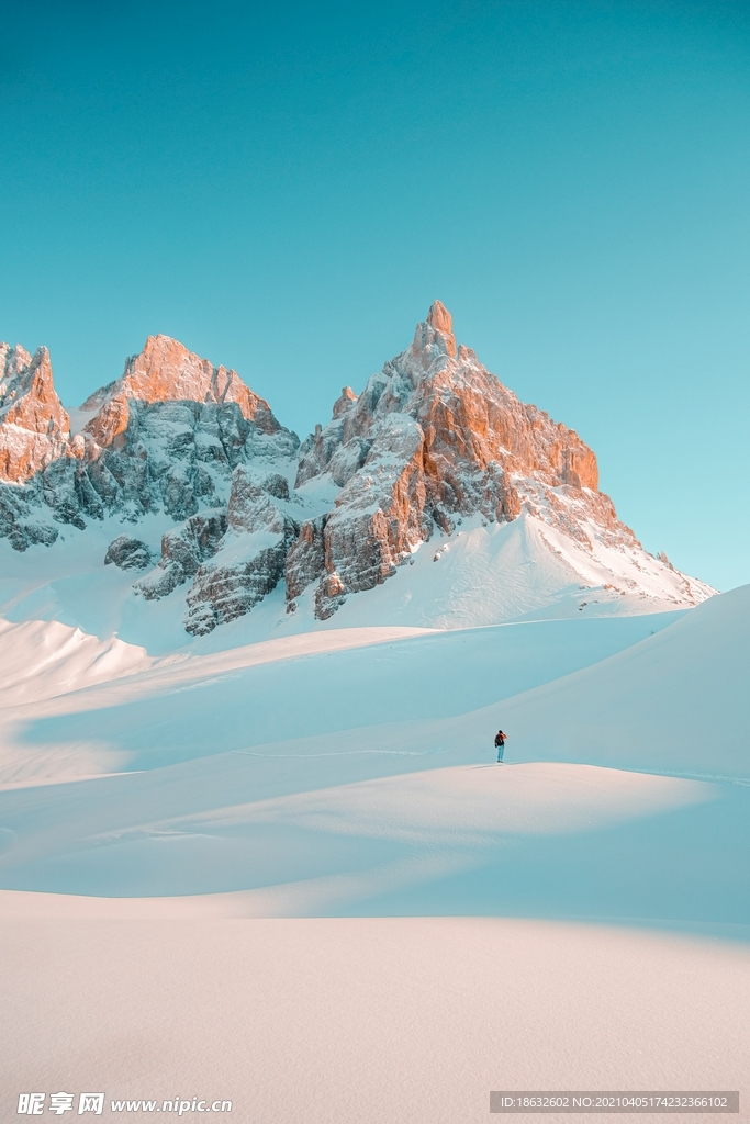 治愈风雪山高清摄影图