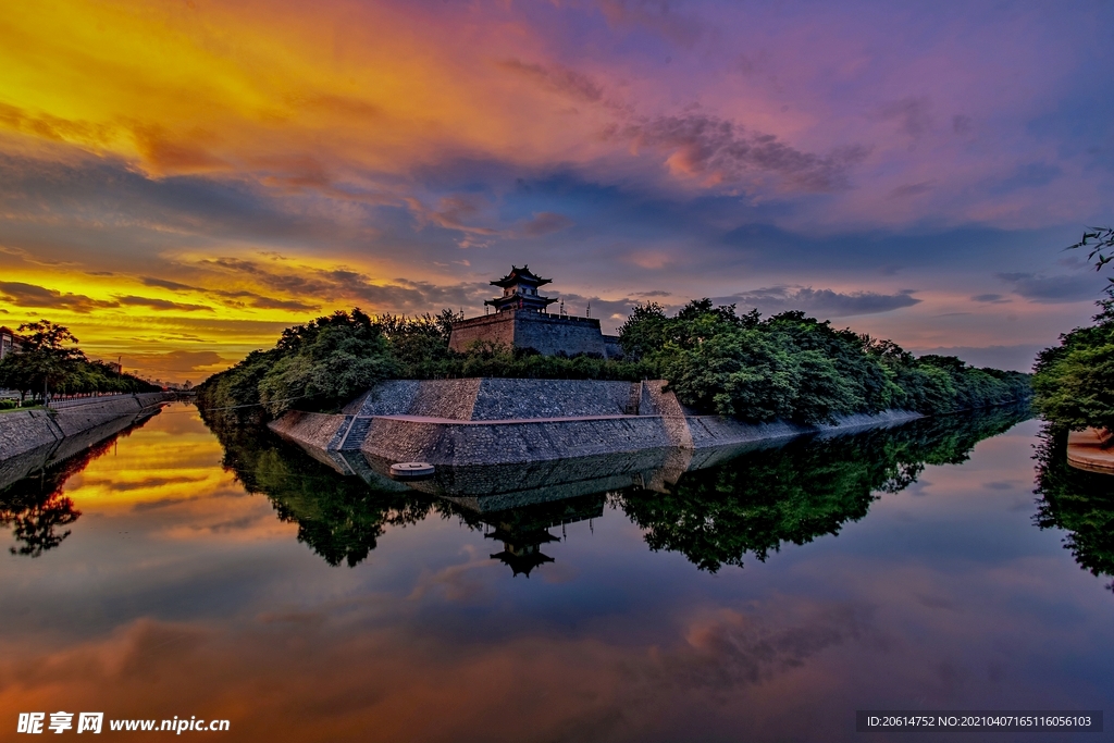 日暮下的护城河美景