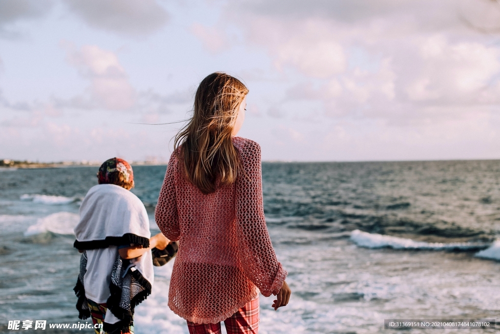 海边看风景的少女