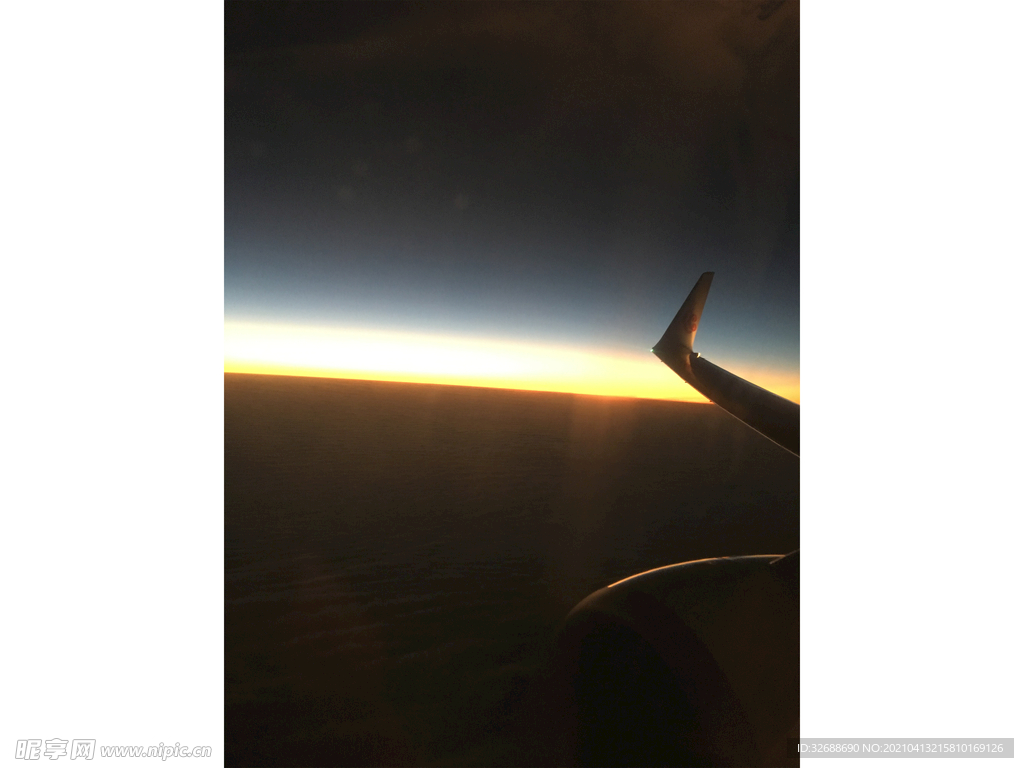 飞机云海日出日落