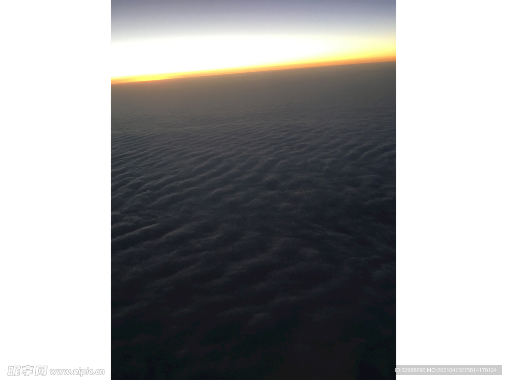 飞机云海日出日落