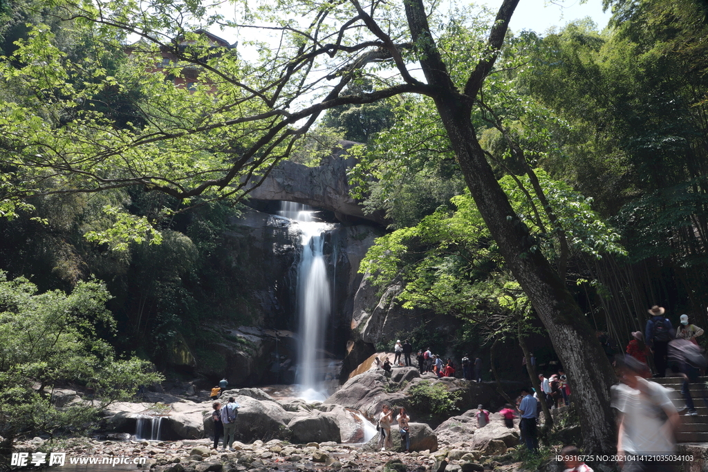 石梁飞瀑