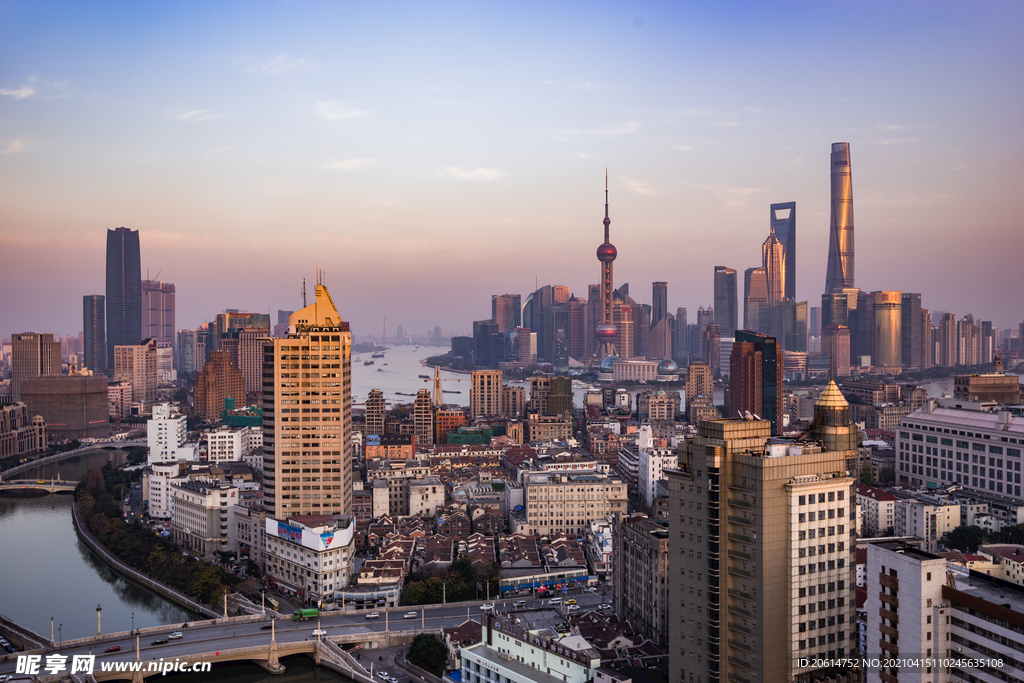 日暮下的城市风景