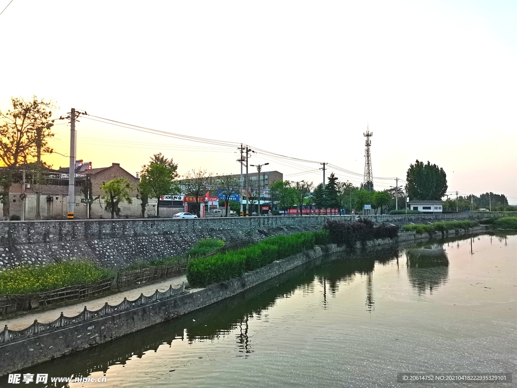 日暮下的河道风景