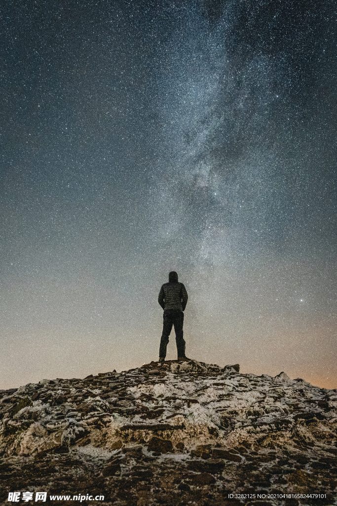 星空下的男人背影