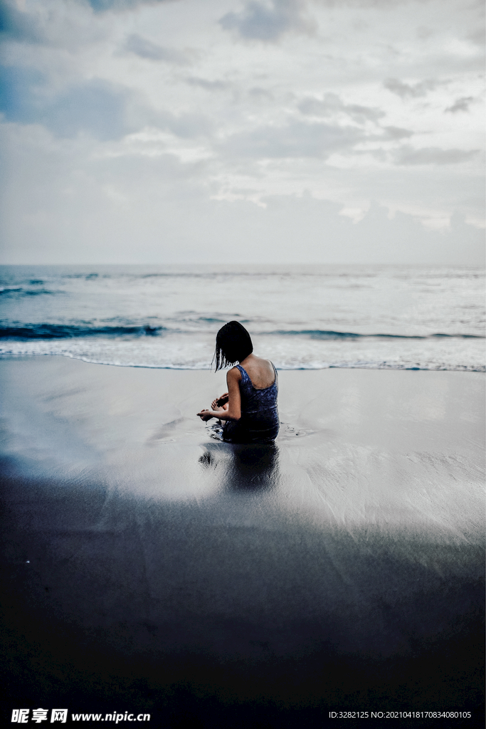 海边沙滩上的女人背影