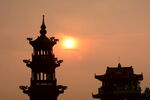 凤凰山上夕阳下寺庙的角楼剪影