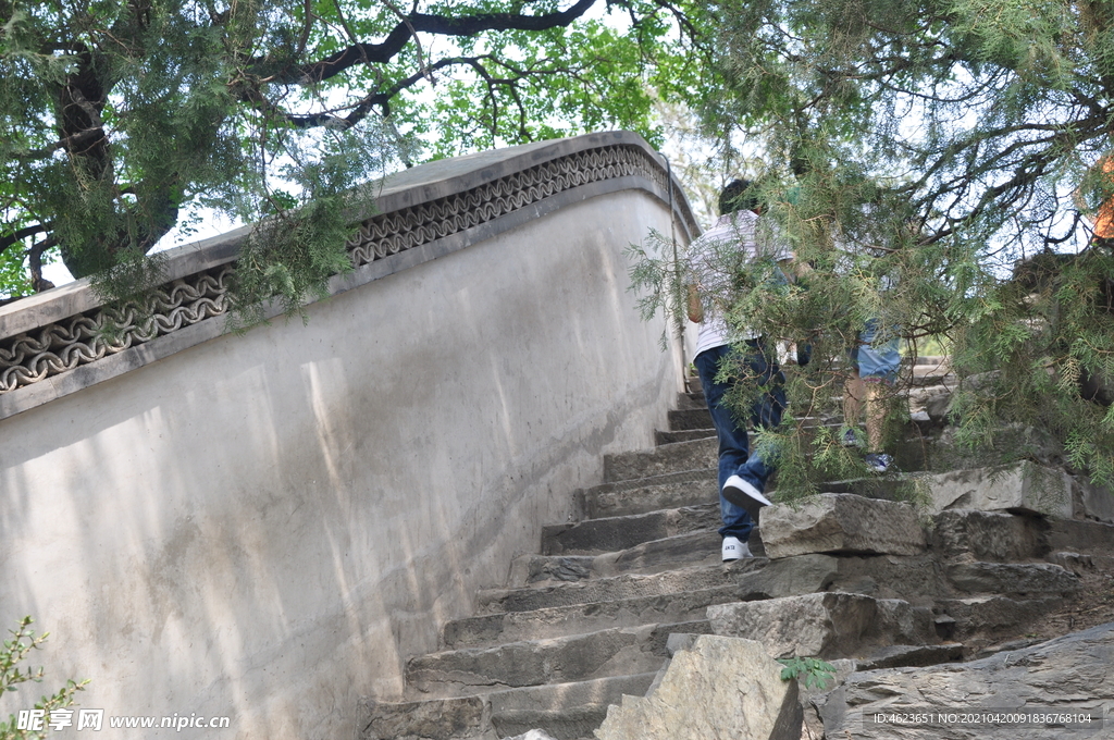 依山而建的围墙