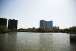 城市湖面