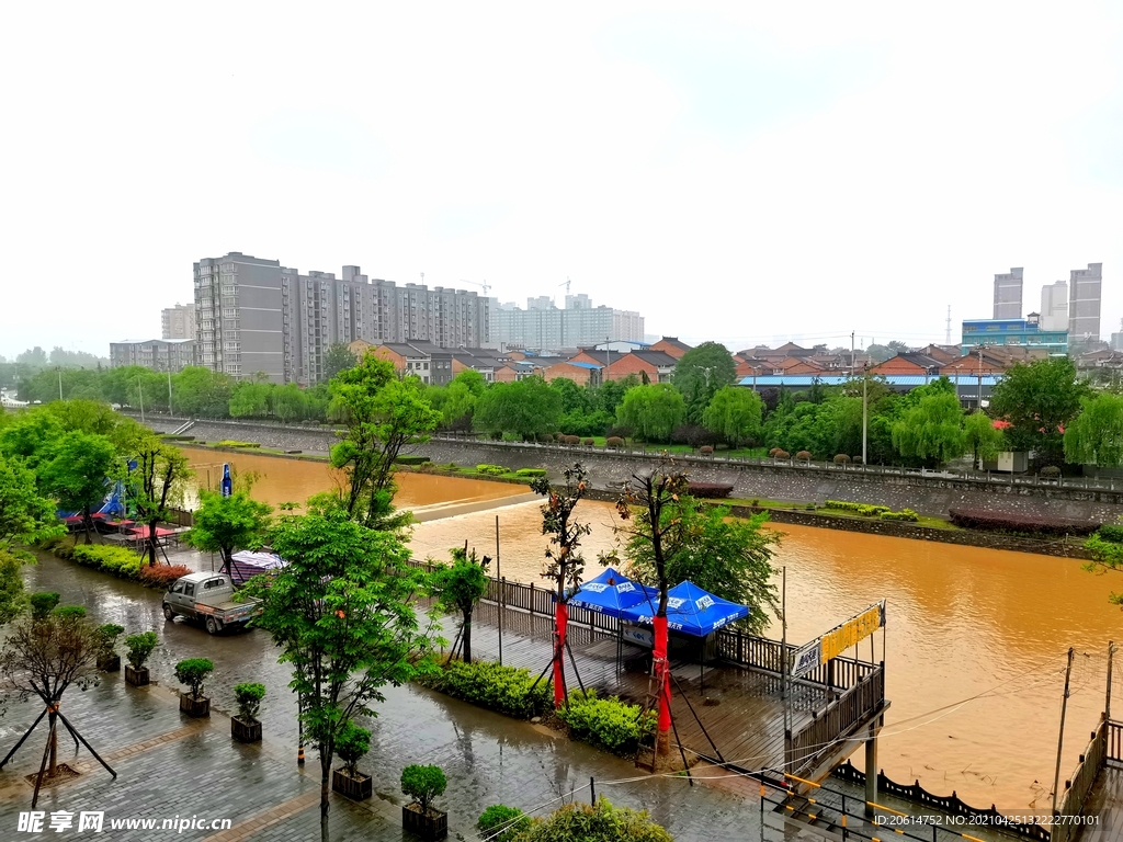 雨后的河道风景