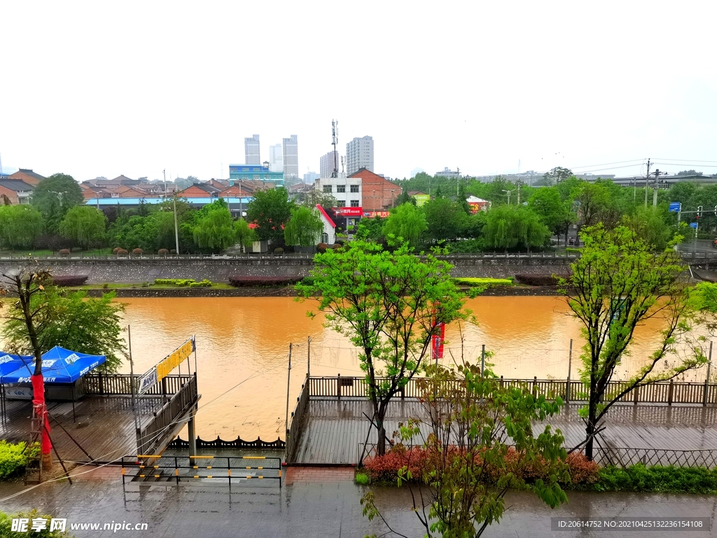 雨天的河道风景