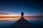 眺望夕阳余晖的男子背影