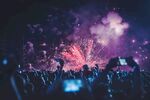 音乐会现场庆祝狂欢人群