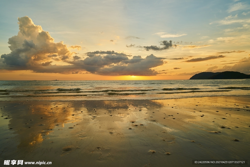 海边的夕阳唯美天空白云