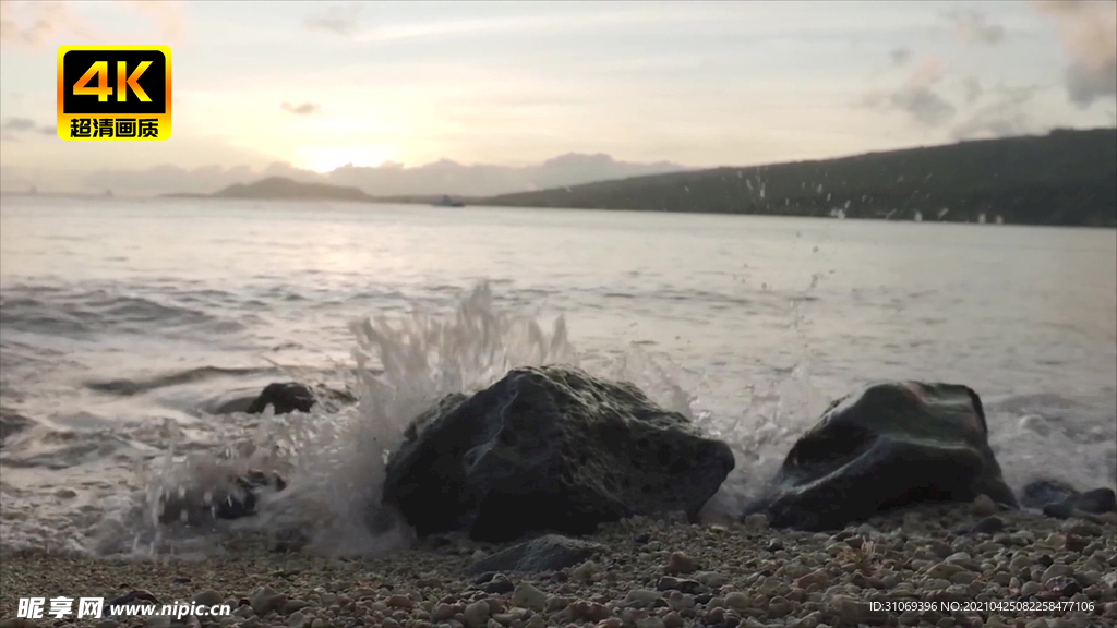 海浪拍打在沙滩岩石上特写