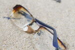 海边的废弃眼镜