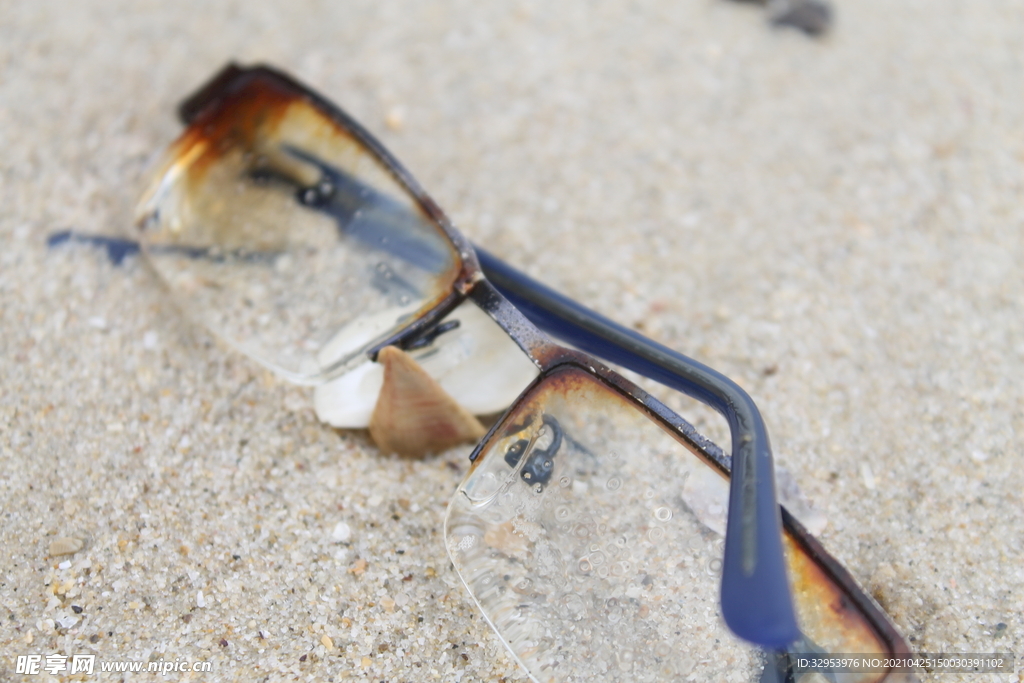 海边的废弃眼镜