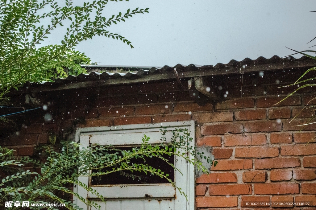 下雨             