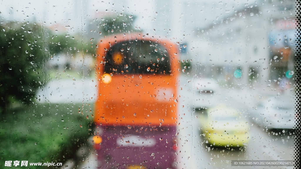 下雨             