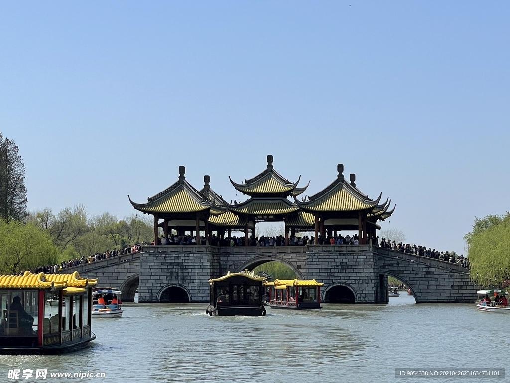 扬州 建筑 蓝天  树  旅游