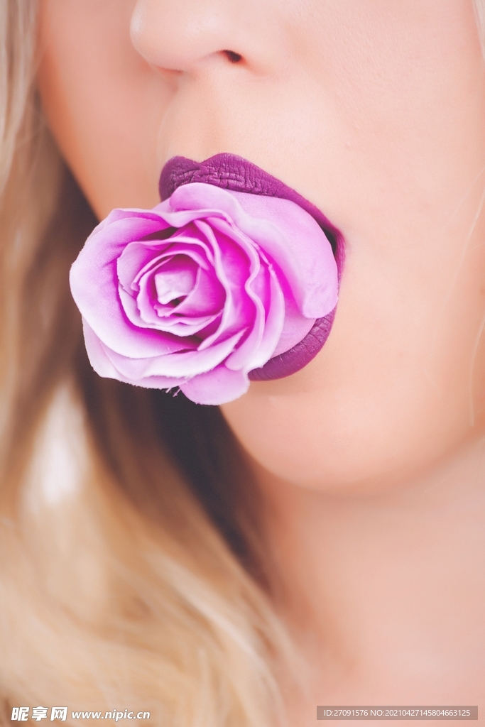 人物紫色嘴巴花朵