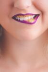 人物紫色嘴巴
