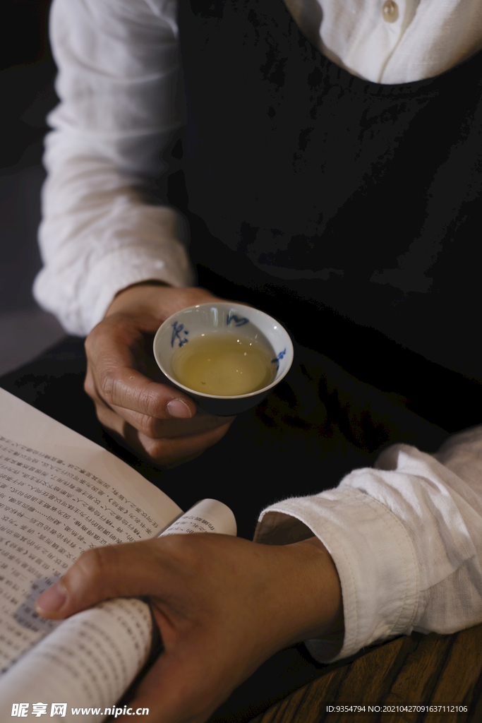 一边看书一边喝茶